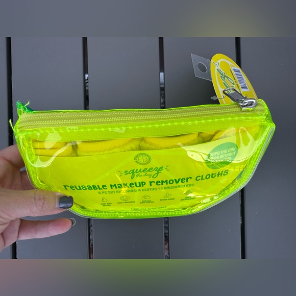 🔥Squeeze the Day Makeup Removing Cloths - Picture 4 of 4